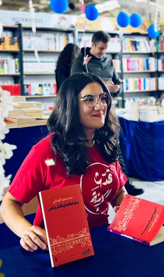 سجلت الكاتبة والباحثة التونسية سمر سمير المزغني إنجازًا أكاديميًا بارزًا بحصولها على درجة الدكتوراه من جامعة "كامبريدج" البريطانية، لتكون بذلك أول تونسية تنال هذه الدرجة من إحدى أعرق الجامعات العالمية. المزغني، التي بدأت شغفها بالكتابة منذ سن السابعة، أصدرت أول قصة لها للأطفال وهي في العاشرة من عمرها بعنوان "حلم في حديقة الحيوانات"، لتتوالى بعدها الإصدارات التي بلغت 14 كتابًا للأطفال، نُشرت خلال فترة دراستها الثانوية. وتميّزت المزغني بإسهاماتها في أدب الطفل، إذ تحولت 17 قصة من كتاباتها إلى مسلسل تلفزيوني للأطفال تم إنتاجه في القاهرة، مما يعكس حضورها في الساحة الأدبية والإعلامية أيضًا. الكاتبة سمر سمير المزغني وفي عام 2004، كرّمتها مؤسسة الفكر العربي بجائزة الإبداع، لتُعد من أبرز الأصوات الشابة في العالم العربي. كما اختيرت لتكون أول شابة عربية تتحدث في تاريخ القمم العربية، وذلك خلال القمة الاقتصادية التي انعقدت في الكويت.