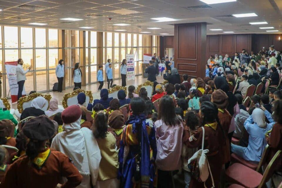 ختام الفعاليات الثقافية المصاحبة لمعرض بنغازي للكتاب 2025 بعد عشرة أيام من الغوص في بحور الأدب والفكر، أسدلت اللجنة الثقافية لمعرض بنغازي الدولي للكتاب اليوم 13 نوفمبر 2025م الستار على برنامجها المصاحب، تاركةً أثراً عطراً من الحروف والأفكار، وإرثاً ثقافياً سيظل يتردد صداه في أروقة المدينة. طوت بنغازي اليوم آخر صفحات دورة هذا العام من معرض الكتاب، لكن القصة لم تنتهِ، فالحروف التي علقت في الأذهان، والصور التي رسمتها الكلمات في الخيال، هي بذور سيُزهِر منها موسم ثقافي جديد، ينتظره عشاق المعرفة بكل شوق، ليبدأوا من حيث انتهى الآخرون، في حبٍ للكتاب لا يعرف إلا الاستمرار.