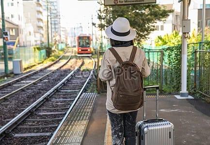 في المحطة ينتظر..