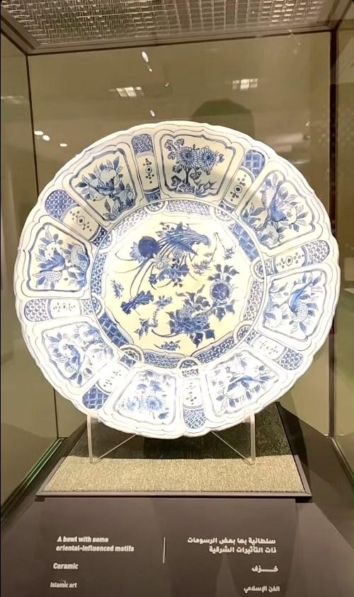 سلطانية خزفية مزخرفة برسومات زرقاء ذات تأثيرات شرقية