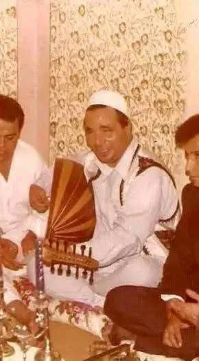 1. رجل يرتدي اللباس التقليدي ويحتفل بعيد ميلاد مع أطفاله في جو عائلي دافئ.