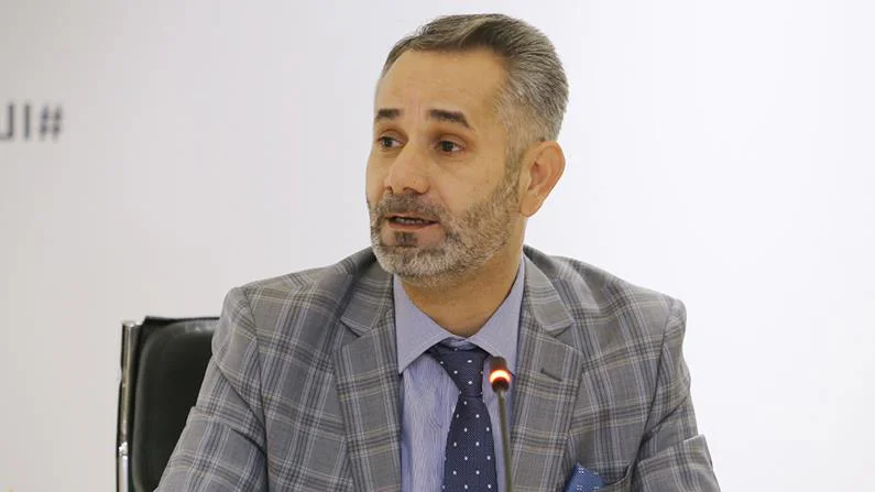 الناقد والشاعر والباحث الأكاديمي الفلسطيني، الدكتور رامي أبو شهاب