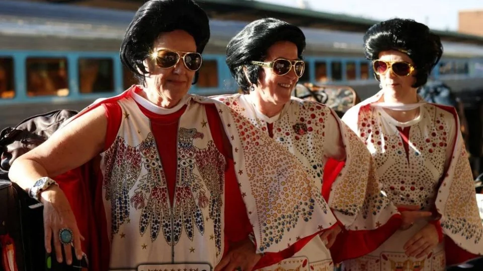 عشاق الفيس يقلدونه في كل شيء