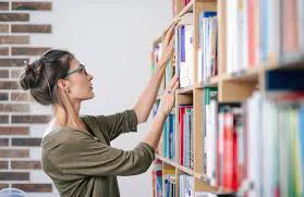 من يكتب