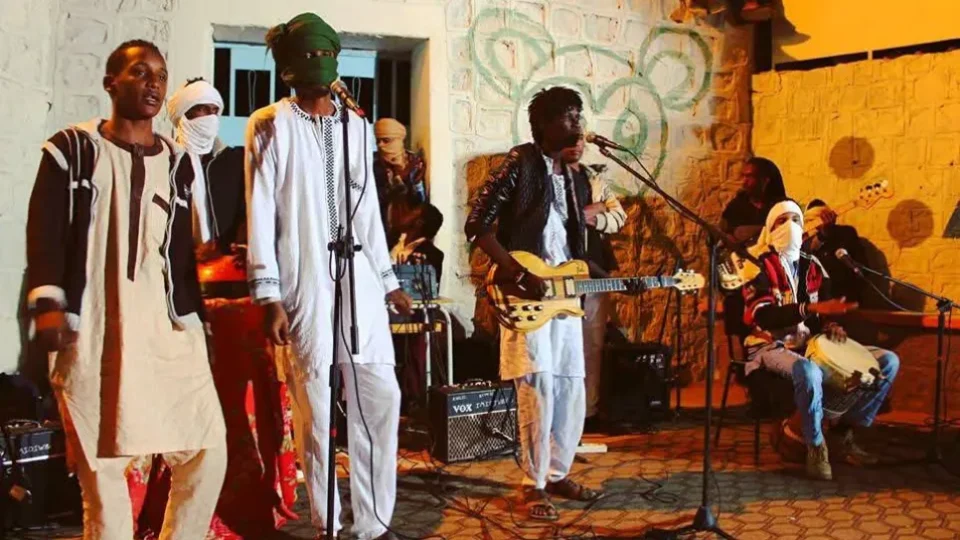 أعضاء فرقة "تيهاي" التارقية يعزفون على القيثارات في قلب صحراء الطاسيلي تحت ضوء القمر.