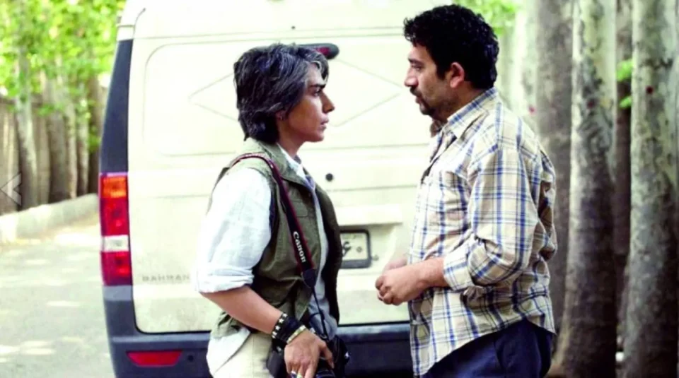 المخرج الإيراني جعفر بناهي في كواليس تصوير فيلمه المثير للجدل «مجرد حادثة».