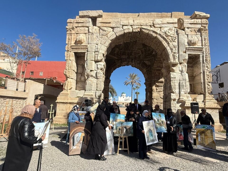 معلمون يشاركون في مسابقة الرسم الفوري برواق قوس ماركوس التاريخي بطرابلس.