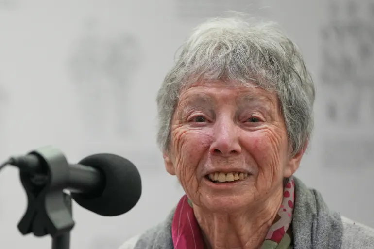 جوديث شيرنايك.. المرأة التي استبدلت الإعلانات بالقصائد في أنفاق بريطانيا.