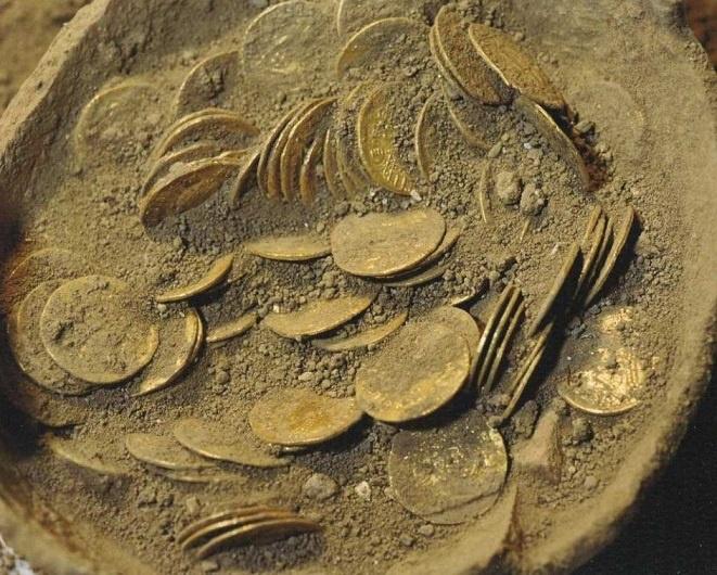 مراقبة آثار بنغازي تستلم 9 عملات معدنية أثرية نادرة من الباحث جلال العبيدي. تعرف على تفاصيل المكتشفات الأثرية في الضاحية الغربية لبنغازي.