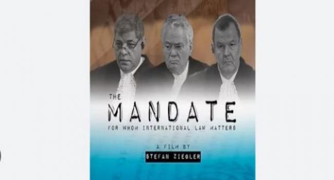 المخرج السويسري ستيفان زيغلر خلال ندوة نقاش حول فيلمه "The Mandate" في تونس.