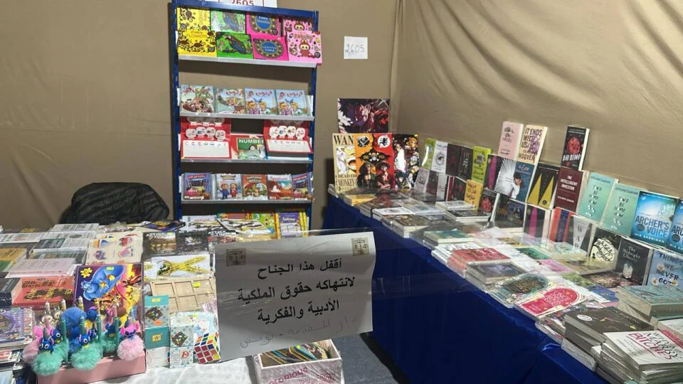 إغلاق أجنحة مخالفة لحقوق النشر في معرض تونس الدولي للكتاب 2026 تونس 26-4-2025 (ع.ج) في إطار الجهود الرامية إلى حماية حقوق الملكية الفكرية وصون حقوق الناشرين والمؤلفين، نفذت لجنة حماية الملكية الفكرية التابعة لـ اتحاد الناشرين العرب جولة تفقدية داخل معرض تونس الدولي للكتاب 2026، الذي تتواصل فعالياته من 23 أبريل إلى 3 مايو 2026. وترأس الجولة السيد محمد ماجد العتّابي، وذلك بالتنسيق مع منسق الاتحاد في المعرض محمد هادي، وبمشاركة عضو اللجنة رياض شنيتر، إلى جانب حضور مدير المعرض محمد صالح القادري وفريقه، ورئيس اتحاد الناشرين التونسيين محمد رياض بن عبدالرزاق. وأسفرت الجولة عن رصد عدد من المخالفات المرتبطة بالاعتداء على حقوق الملكية الفكرية، تمثلت في عرض وبيع نسخ مقلّدة من كتب محمية بحقوق النشر. وبناءً على التحقق من هذه التجاوزات وفق الإجراءات المعتمدة، تم اتخاذ تدابير فورية بالتنسيق مع إدارة المعرض، شملت إغلاق وإلغاء أجنحة ومشاركة بعض دور النشر المخالفة. وأعربت اللجنة عن تقديرها لتعاون إدارة المعرض، مشيدة بسرعة الاستجابة المهنية التي أبداها مدير المعرض، بما ساهم في معالجة المخالفات بشكل فوري. وأكدت لجنة حماية الملكية الفكرية استمرارها في العمل على مكافحة التعديات على حقوق النشر، وتعزيز بيئة نشر قائمة على احترام القوانين والمعايير المهنية. يُذكر أن هذه الإجراءات جاءت وفق ما أعلنه رئيس اللجنة السيد محمد ماجد العتّابي بتاريخ اليوم الاحد 26 أبريل 2026.