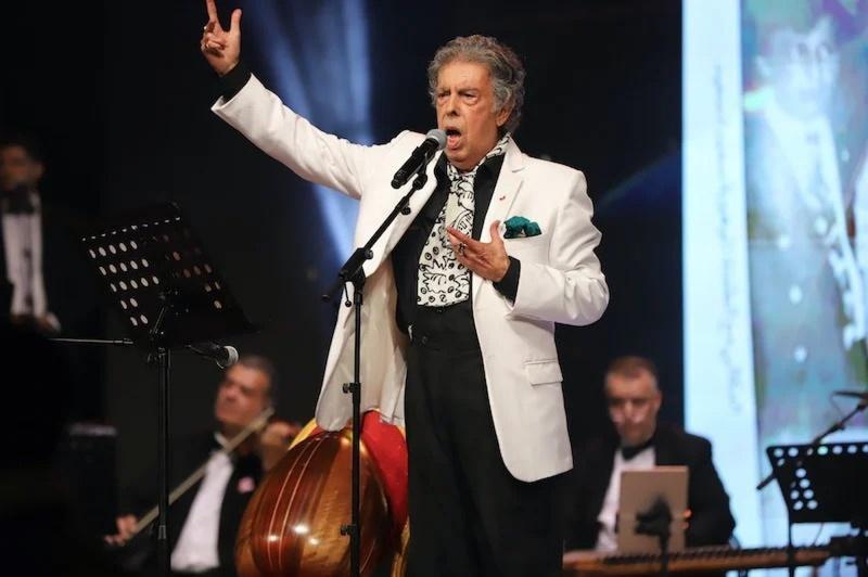 رحيل الفنان المغربي الكبير عبدالوهاب الدكالي عن عمر ناهز 85 عاماً. تعرف على مسيرة عميد الأغنية المغربية وأبرز أعماله الخالدة مثل مرسول الحب وكان يا مكان.