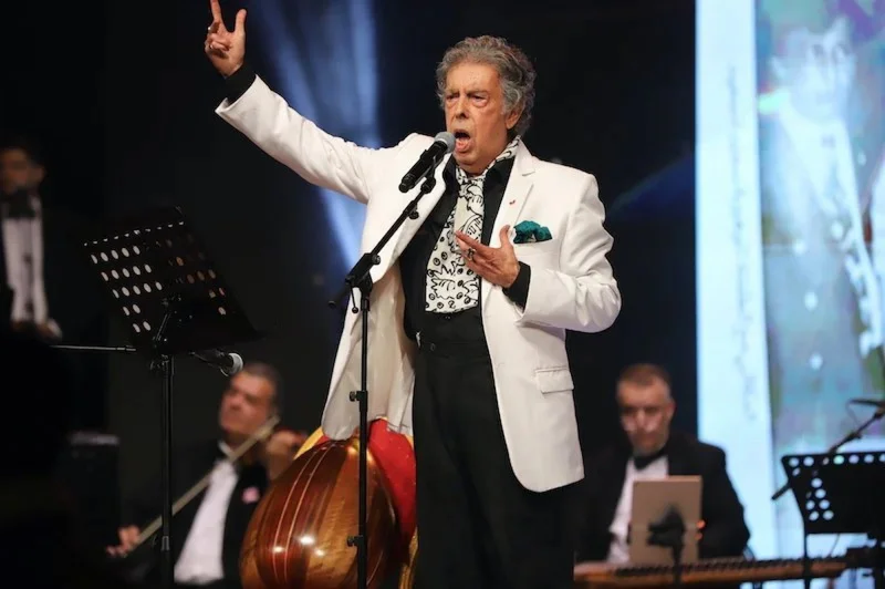 رحيل الفنان المغربي الكبير عبدالوهاب الدكالي عن عمر ناهز 85 عاماً. تعرف على مسيرة عميد الأغنية المغربية وأبرز أعماله الخالدة مثل مرسول الحب وكان يا مكان.