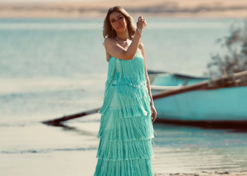 إيناس عز الدين تقدم اللون الصعيدي في “زينة الخلايق” بتصوير سينمائي في صحراء الفيوم