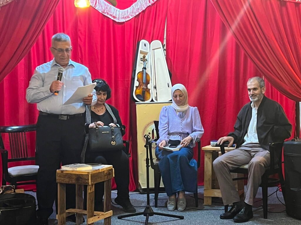 خلف الجدران والقيود.. "تصدع الجدران" يفتح آفاقاً جديدة لأدب الحرية