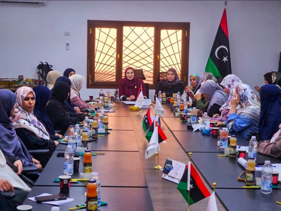 مدير مكتب دعم وتمكين المرأة تلتقي برؤساء الأقسام بمراقبات التربية والتعليم