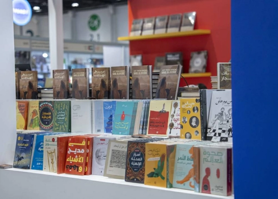 أطلقت «مجموعة كلمات» 15 إصداراً جديداً تجمع بين تجارب أدبية وفكرية عربية وعالمية تمتد من الرواية والقصة والشعر والسيرة والنقد والترجمة إلى أدب الطفل والكتب المصورة، في عناوين تحتفي بتجارب أدباء عرب وأعمال مترجمة تنقل إلى القارئ تجارب أدبية من ثقافات متعددة. وتعكس الإصدارات تنوعاً في الموضوعات والتجارب التي تقدمها؛ فمن أعمال تستعيد أحداثاً تاريخية وتتتبع التجربة الإنسانية، إلى كتب تخاطب القرّاء الصغار بالحكاية والخيال، وصولاً إلى القصص المصورة، بما يتيح لقرّاء من أعمار واهتمامات مختلفة اكتشاف أشكال متعددة من الكتابة والسرد. وضمت الإصدارات الجديدة رواية «القسطل – ربيع الحرب الكبرى» لحسين عبد علي، و«اللؤلؤة (The Pearl)» لمحمد العتيبة، إلى جانب كتاب «تشريحاً للإذعان» للكاتبة سارة بيرنستين، فيما أخذ كتاب «في منزل المؤول» للكاتب الكيني نغوغي وا ثيونغو القارئ إلى تجربته عبر السيرة. وفي الشعر والنقد، حضرت المجموعة الشعرية «أعرف ما فكرت به في ركعة الأمس» لأحمد العلي، وكتاب «منهج الحياة.. أول الضوء آخر الموسيقى» لناظم ناصر القريشي، الذي يقدم قراءة في ديوان «أول الجسد آخر البحر» للشاعر أدونيس، كما عرضت المجموعة القصصية «وقت يسيل في الزاوية» لحسين العبري. حكايات للصغار في أدب الطفل، أصدرت المجموعة: «كيف تصبحين مقاتلة نينجا» لميرة القاسمي، و«هل ستدخل عربة المثلجات» لنيرمين مجدي بدر، و«صديقي الذي لا أعرفه» لهيام صفوت، و«ثلاثون دقيقة فقط» لسلمى اللحام، و«عضاضة» لأمل ناصر. كما ضمت الإصدارات «سارق الحكايات» لنادية النجار ونورة الخوري، اللتين حظيتا بحفل توقيع خاص، و«هلوسيتو! مساعد ذكي ولكن...» لرهف السبع، الذي صاحب إطلاقه قراءة قصصية للمؤلفة. «سندباد» في عالم الكتب المصوّرة ووسعت «مجموعة كلمات» حضورها في مجال الكتب المصورة «كوميكس» بإصدارها الجديد «سندباد» من تأليف رالف ضومط، حيث يضيف الإصدار إلى تنوع القائمة الجديدة شكلاً مختلفاً من السرد، يقوم على التفاعل بين النص والصورة، ويوسع الخيارات التي تقدمها المجموعة للقراء عبر أنماط متعددة من الكتاب.